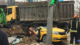 Taxi CRUSHED by truck full of dirt in Moscow, 2 dead (VIDEO)