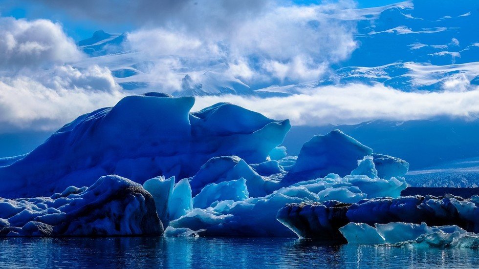 Iceberg Collapses, Sending Tourists Fleeing In Jaw-dropping Video — Rt 