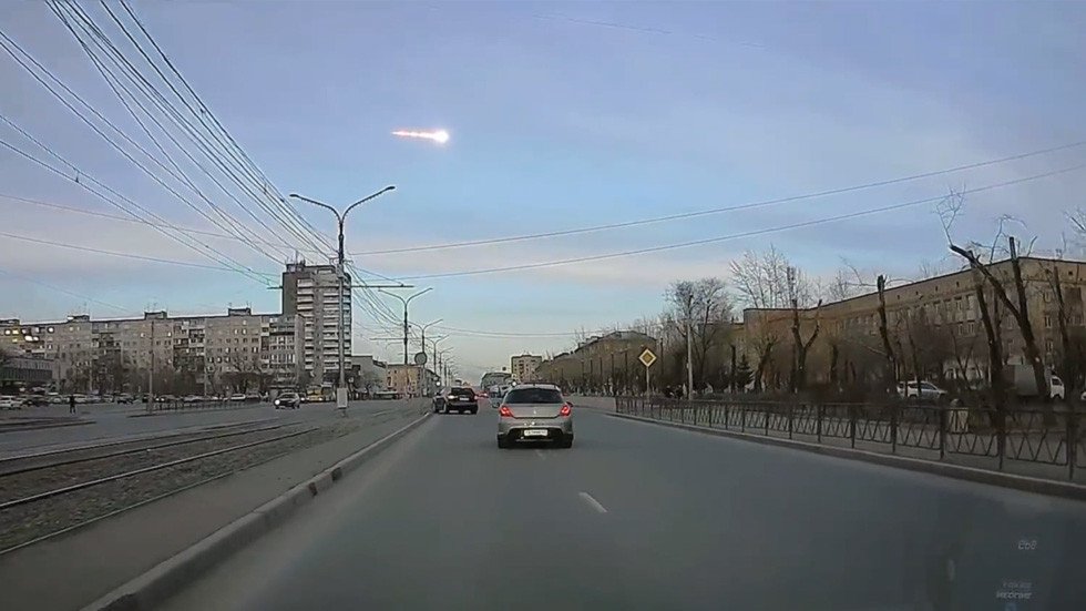 WATCH Meteor Whizz Above Siberian City Go Out With A BANG RT Russia   5cab114cfc7e937b7d8b4606 