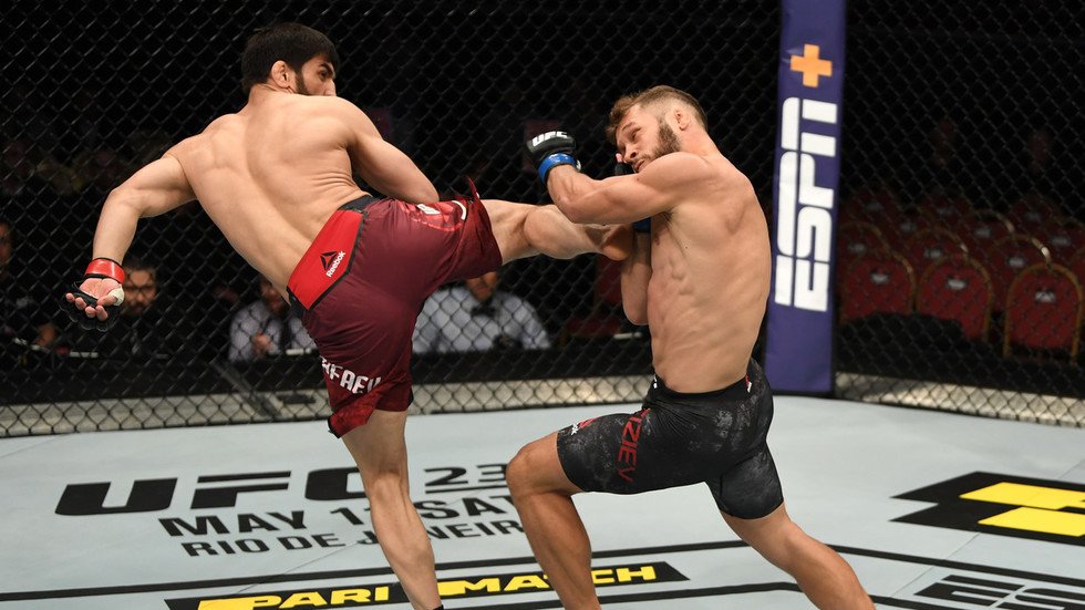 Spinning head kick KO starts UFC St. Petersburg with a bang (VIDEO