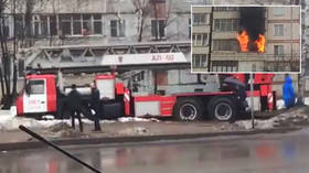 Apartment in Russia burns as firetruck gets stuck in the mud (VIDEO)