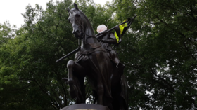 Horse-mounted Julian Assange ‘joins’ Yellow Vest protesters in Toulouse (PHOTO, VIDEO)