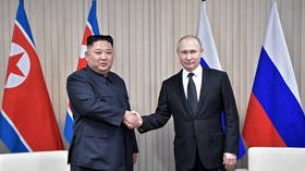 Putin and Kim’s ‘struggle for dominance’ decided in first handshake – body language expert (VIDEO)