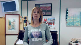 ‘Free Assange’: Irish politician wears t-shirt supporting WikiLeaks founder as she becomes MEP
