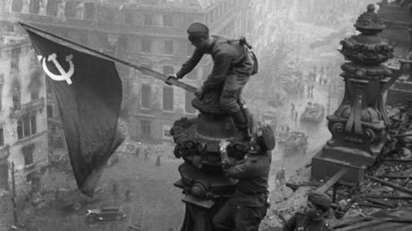 Soviet troops erect the Victory Banner atop Reichstag in Berlin on May 1, 1945. © Sputnik 