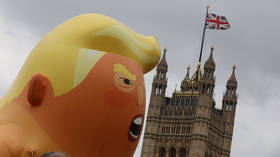 Feeling deflated: Pro-Trump activist bursts ‘baby Trump’ balloon (VIDEO)