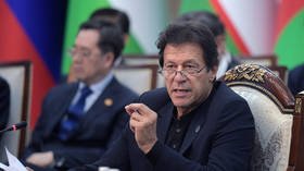 Imran Khan REPEATEDLY breaks diplomatic protocol at SCO summit (VIDEO)