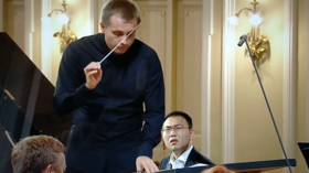 Concerto wrong-o: Music score mix-up forces competitor to pull rabbit out of hat (VIDEO)