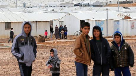 Syrian refugees stand in front of their homes at Azraq refugee camp, near Al Azraq city, Jordan, December 8, 2018. © Reuters / Muhammad Ham