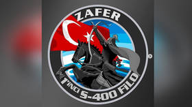 Turkish designer unveils badge of his country’s 1st S-400 squadron