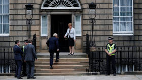 BoJo met with boos ahead of meeting with Nicola Sturgeon in Scotland (VIDEO)