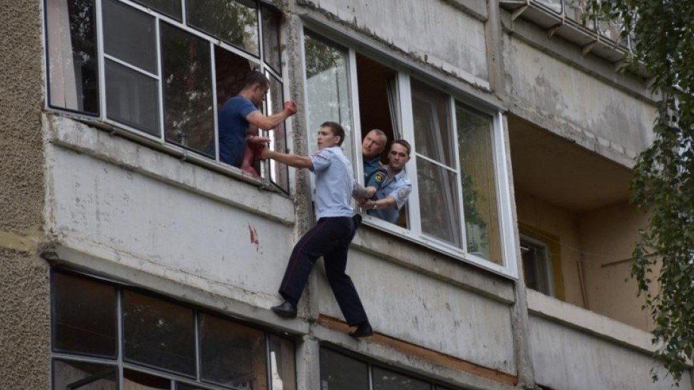 WATCH cop dive into balcony to save baby girl from drunk dad who ...