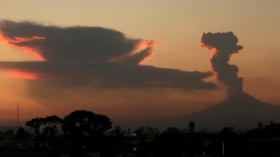 Violent Mexican volcanic eruption sends smoke & ash 1.5km into sky