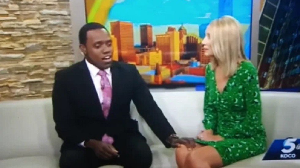 US TV host apologizes to black coanchor for saying he looked like a(01)