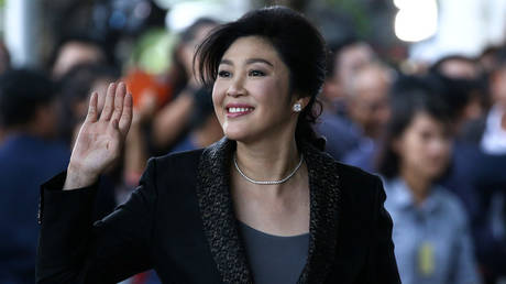 Ousted former Thai Prime Minister Yingluck Shinawatra greets supporters as she arrives at the Supreme Court in Bangkok, Thailand, August 1, 2017. © Reuters / Athit Perawongmetha