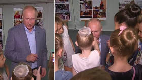 ‘Mademoiselle’: Putin kneels before ballet student and kisses her hand (VIDEO)