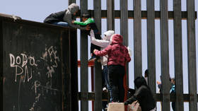 US-bound AFRICAN migrants clash with police at southern Mexican border (VIDEO)