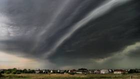 They see me rollin’: Shelf clouds fill the sky in mesmerizing stormchaser video