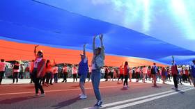 Record-breaking flag steals the show as Russians mark 350 years of national colors (PHOTOS)