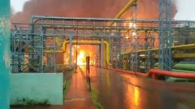 Multiple casualties after massive blaze breaks out at oil refinery outside Mumbai, India (VIDEOS)