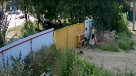 Theft of the year? Two stubborn kids’ attempt to hijack a wheelbarrow goes VIRAL