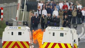 Police bombarded with dozens of FIREBOMBS in N. Ireland (VIDEO)