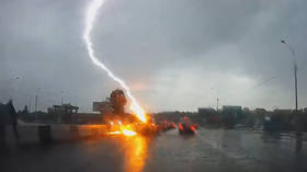 Shocking traffic: Lightning strikes car TWICE in Novosibirsk (VIDEO)