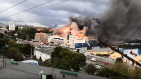 HUGE blaze engulfs shopping mall in Vladivostok, Russia (VIDEOS)