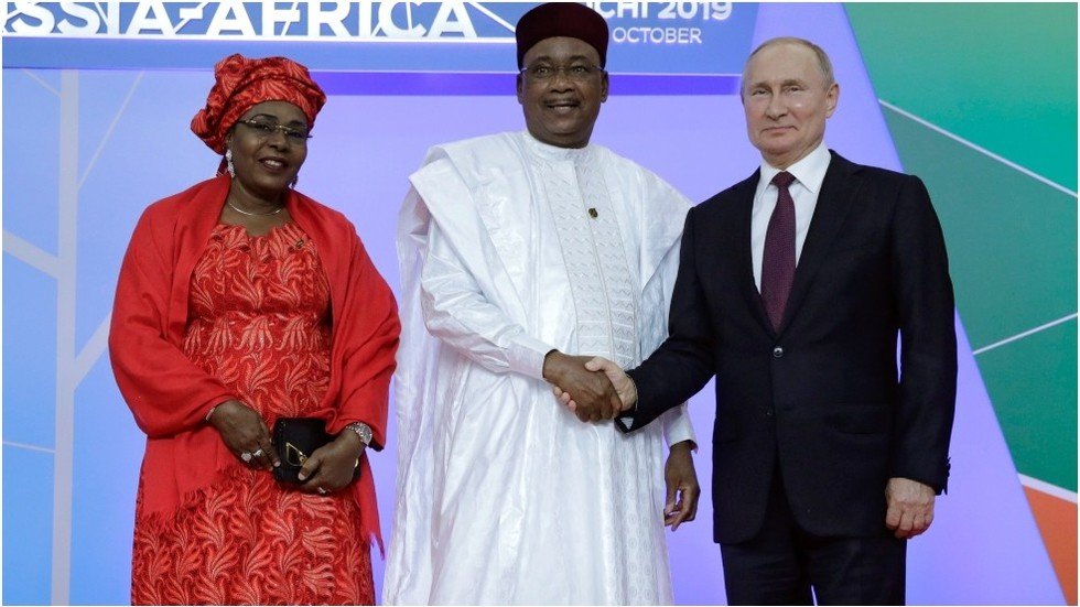 Putin greets African leaders in their traditional clothes as they ...