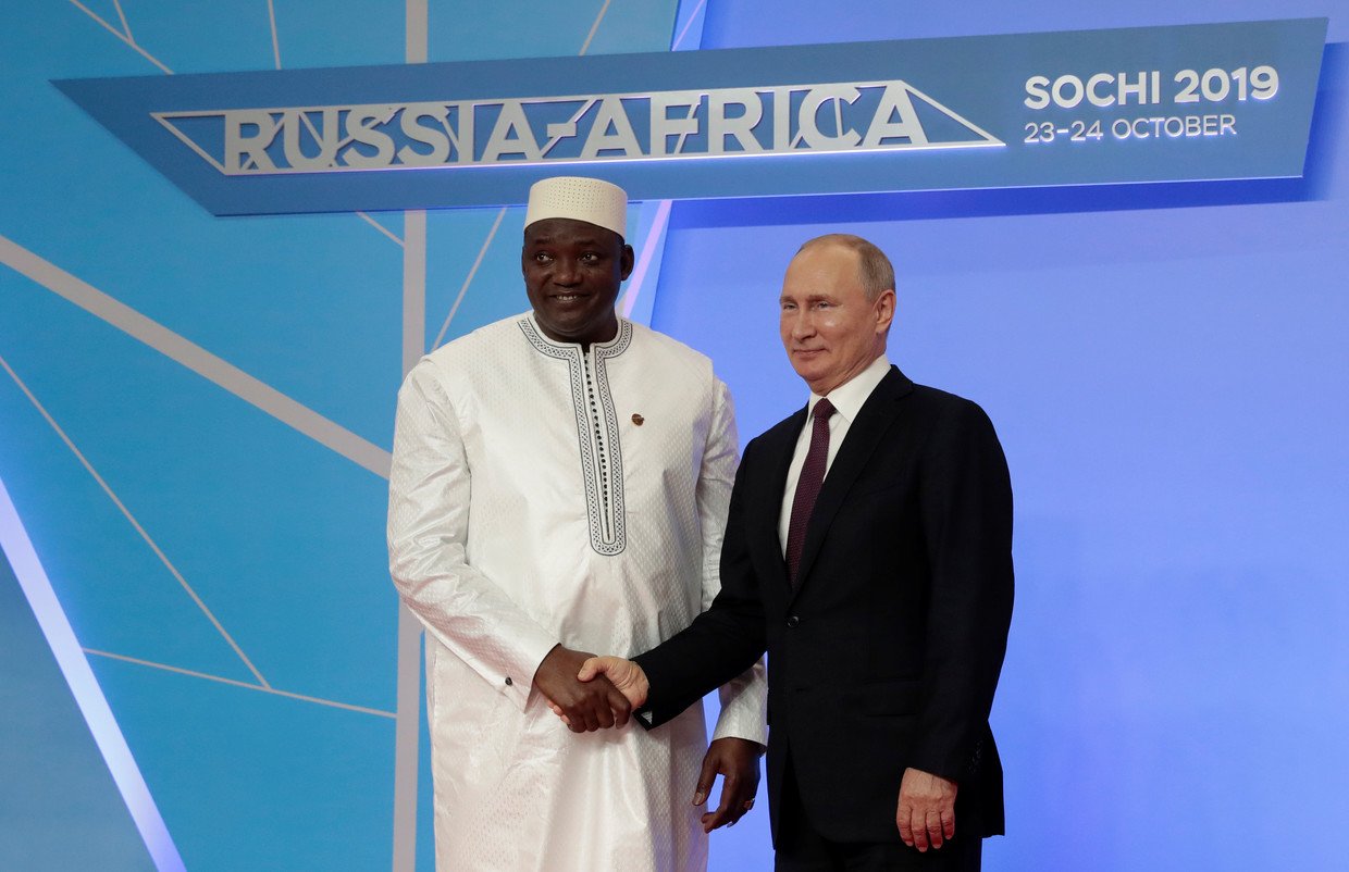 Putin greets African leaders in their traditional clothes as they ...