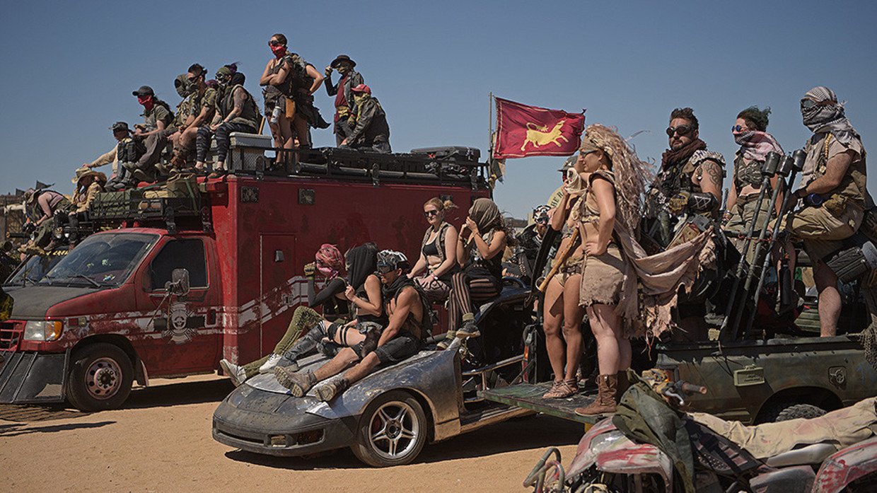 War boys, V8s & dust: Mad Max-themed post-apocalyptic 'Wasteland Weekend'  festival held in Mojave Desert (PHOTOS) — RT USA News