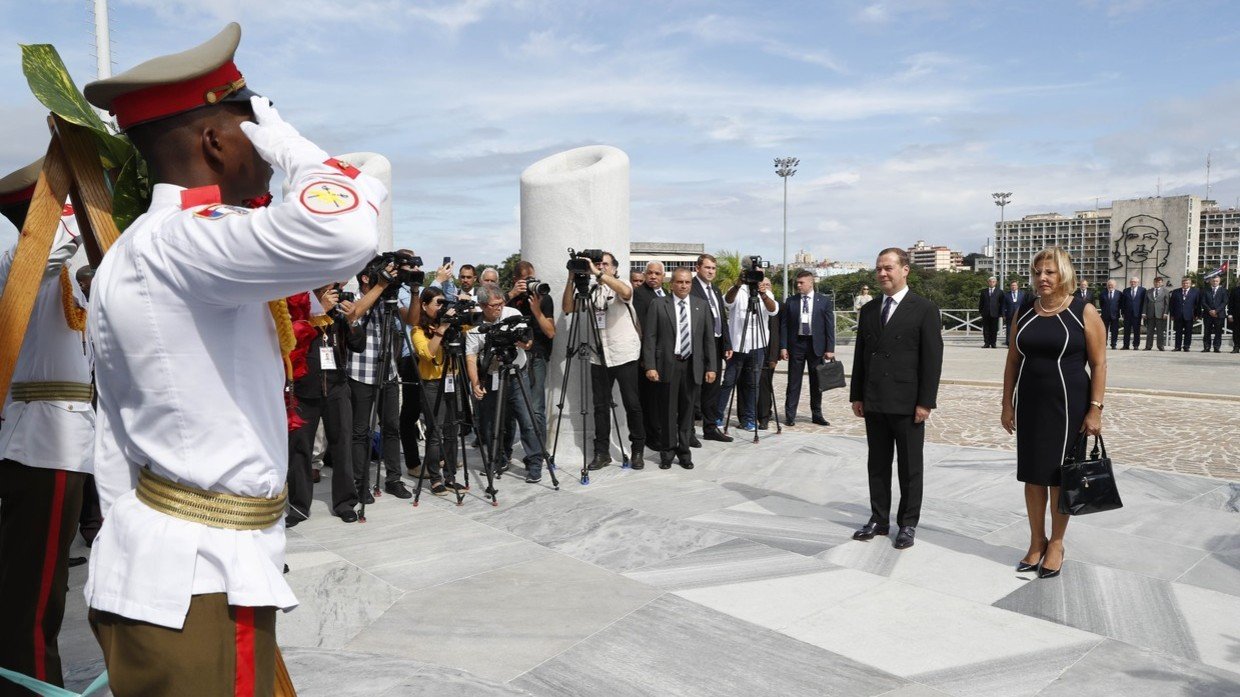 Russian Prime Minister Dmitry Medvedev and Ana Teresita Gonzalez Fraga, Deputy FM of Cuba, at a wreath-laying ceremony at the Jose Marti monument in Havana. © Sputnik / Dmitry Astakhov