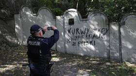 Fierce anti-Semitic slurs & swastika appear on Krakow ghetto wall (PHOTOS)