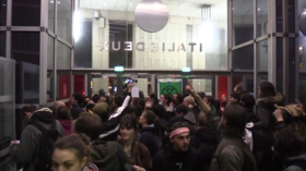 Police PEACEFULLY confront eco-activists occupying Paris shopping mall