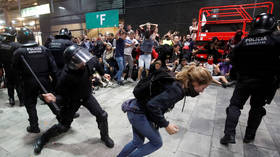 37 injured, 100+ flights cancelled as police clash with Catalan pro-independence protesters at Barcelona airport (VIDEOS)
