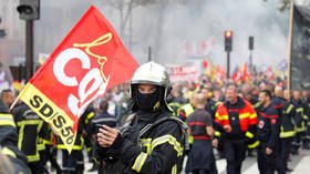 Riot police blast firefighters with water cannons during Paris protests (VIDEOS)