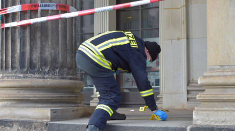 Police examine the crime scene at the Green Vault collection © REUTERS/Matthias Rietschel