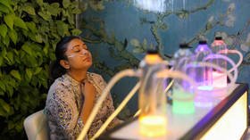 Pay to breathe? ‘Oxygen bars’ hit New Delhi as India chokes under pollution & declares health emergency