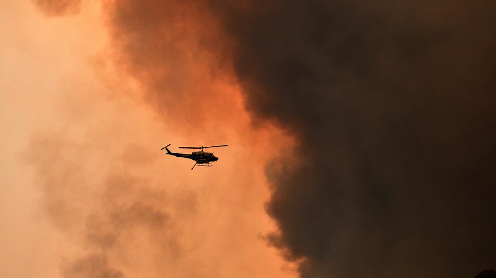 Australian chopper scoops water from family pool to fight ‘mega blaze ...
