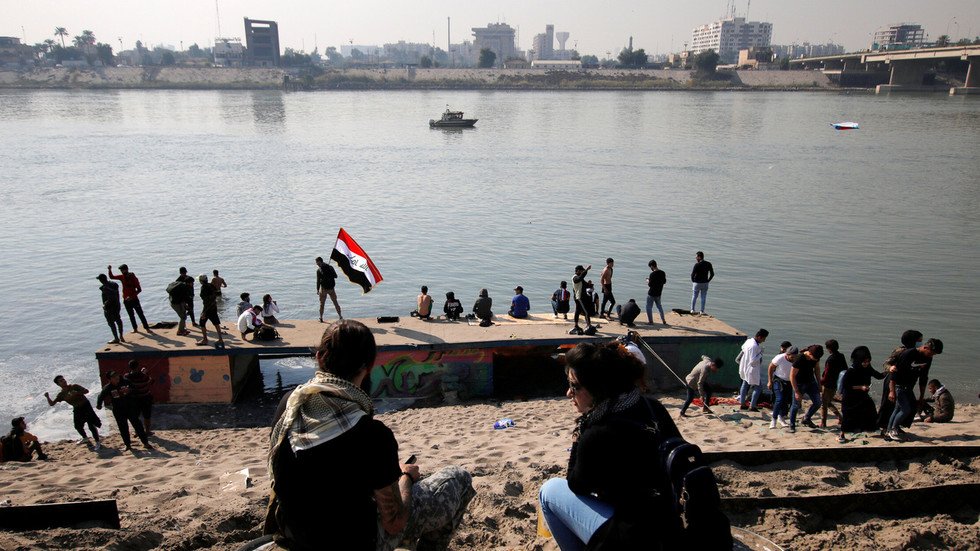 Iraqi MPs approve new election law, a key demand of protesters — RT ...