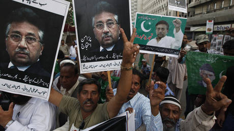 FILE PHOTO. Supporters of former President Pervez Musharraf protest in Karachi in 2014. ©REUTERS / Akhtar Soomro