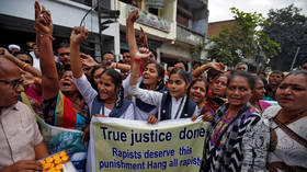 Indian girls celebrate death of 4 men accused of Hyderabad gang rape, cops feted in the streets (VIDEOS)