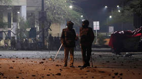 Chaos & tear gas at Muslim-majority uni in New Delhi after police responding to riots outside break into campus (VIDEOS)