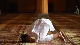 ‘Role play’? Swedish schoolkids made to kneel in gender-segregated MUSLIM prayer & told to listen to Koran in Arabic