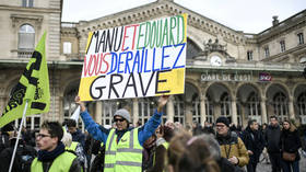 Why let Christmas stop the fight? French pension strikers march into fourth week of protests (VIDEOS)