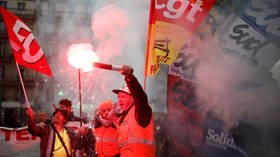 RT’s crew ATTACKED for filming as Yellow Vests & anti-pension reform marches end in clashes (VIDEOS)