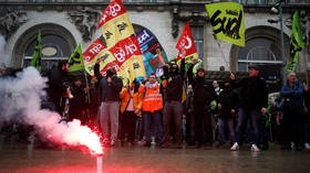 French lawyers throw off their robes to back ongoing STRIKE against pension reform (VIDEOS)