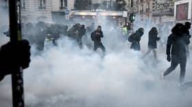 Tear gas vs rocks: Anti-pension reform & Yellow Vests protests get heated in France (VIDEOS)