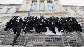 French lawyers throw off their robes to back ongoing STRIKE against pension reform (VIDEOS)