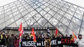 Louvre museum CLOSED as French pension-reform protesters block entrances (VIDEOS)